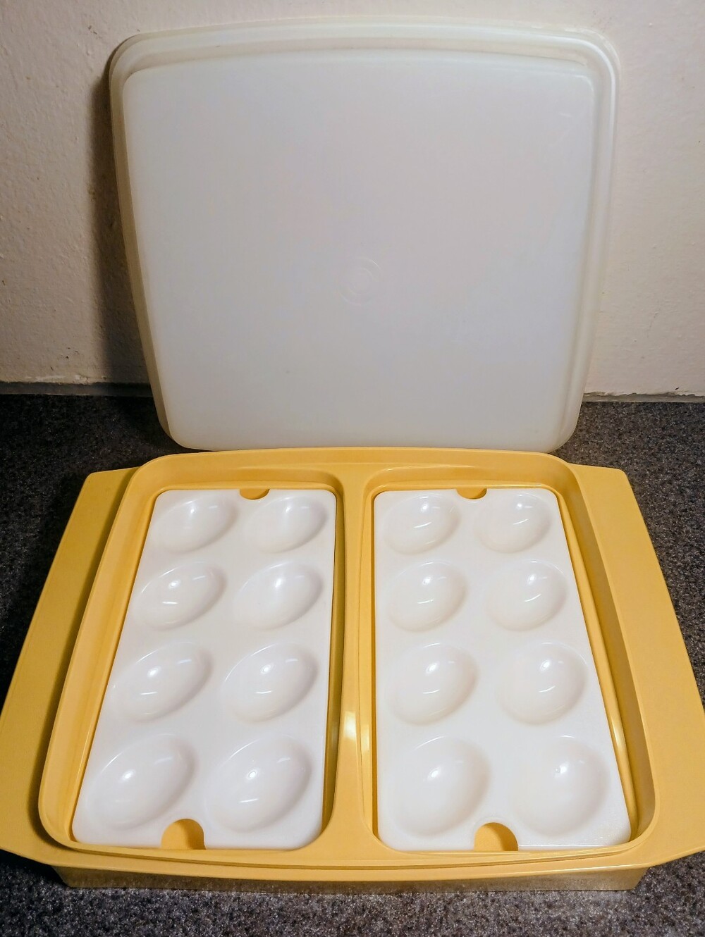 Vintage Tupperware Deviled Egg 16 Egg Carrier Keeper